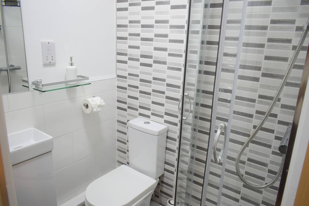 Charming 5 Bedroom Home in High Wycombe Perfect for Families