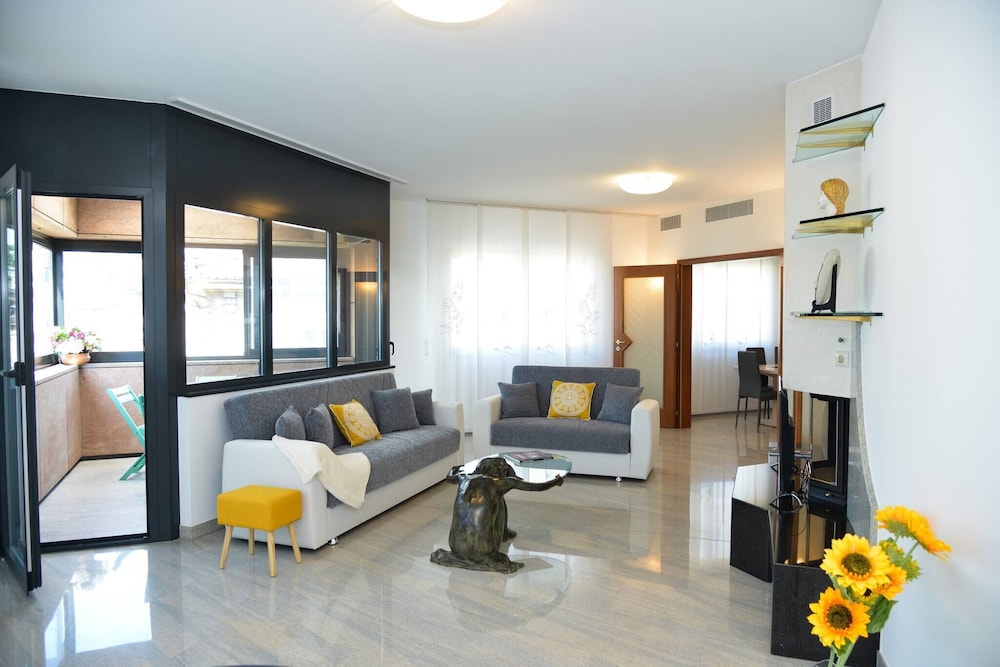 One & Only 🎖central City Penthouse, Photo 34