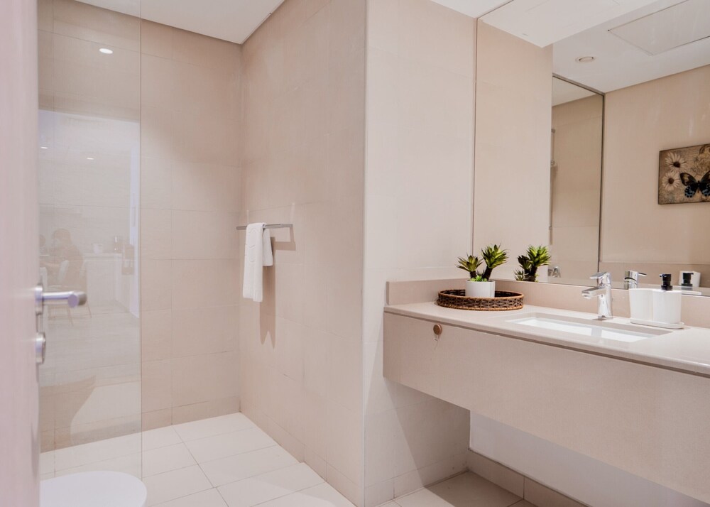 Modern Yas Island Escape w Peaceful Canal Views