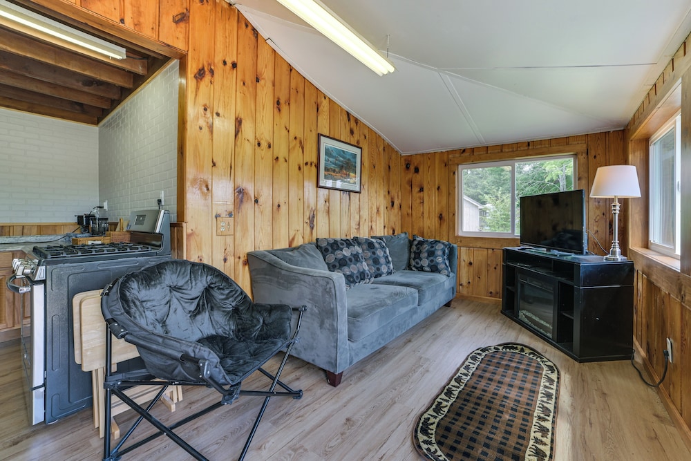 Cozy Lupton Cabin Near Trails & Lake