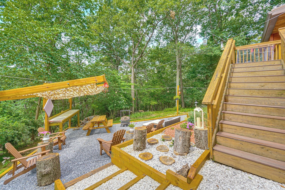 5 Mi to Harpers Ferry Nhp: Quiet Home w/ Deck