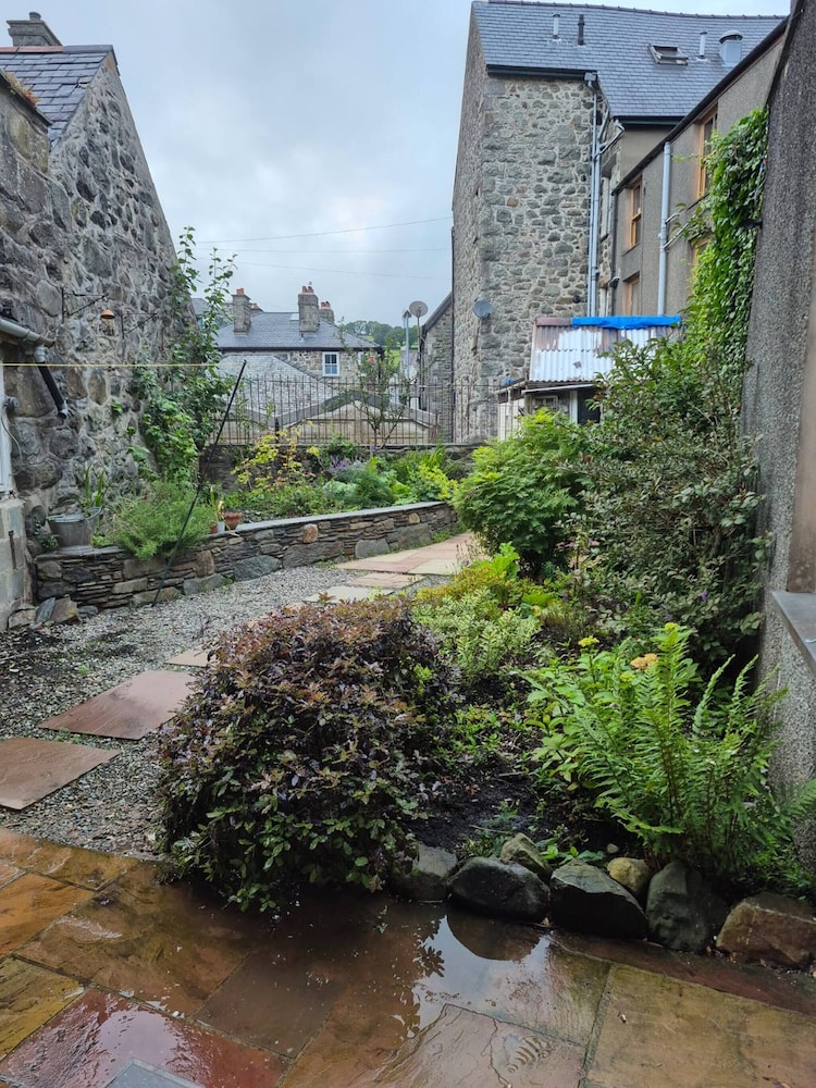 Charming Dolgellau Townhouse With Garden, Perfect for Families