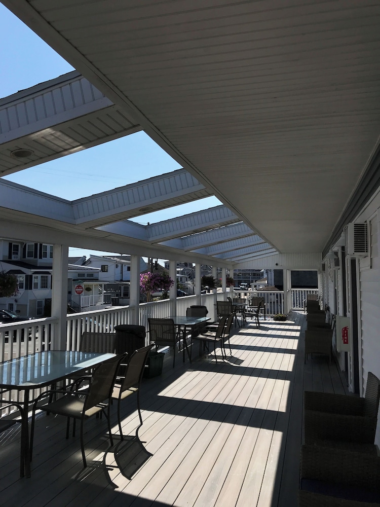 Blue Jay Motel view 3