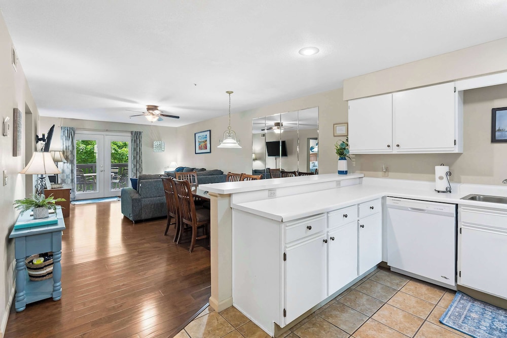Ron's Retreat Stay for 6 With Resort Amenities