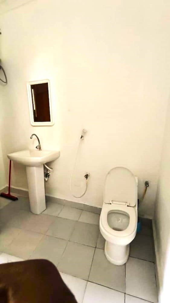 zanzllywood hotel and apartments