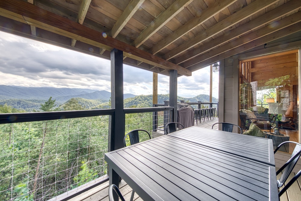 Cabin w Amazing Views Theater Firepit Hot Tub