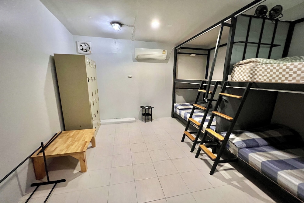 Orchid Hostel Near Bumrungrad Hospital and Nana Market
