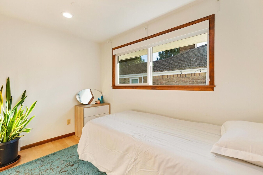 3BR Seattle Home w Spacious Yard Near Northgate