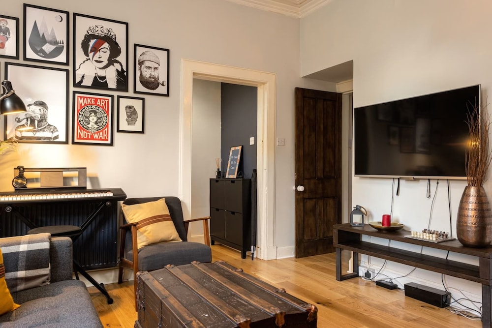 Modern and Jazzy 2 Bedroom House in Edinburgh view 2