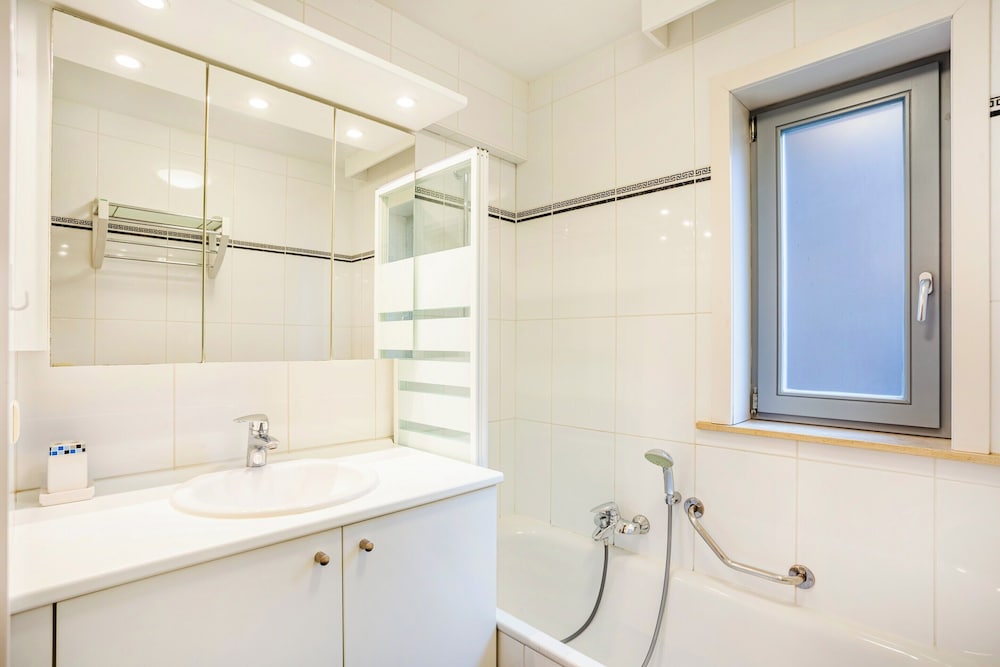 Modern, Luxurious Corner Flat on the Seafront