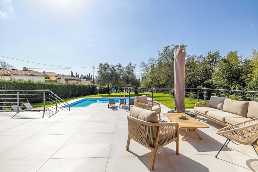 Modern Villa With Heated Pool and Garden