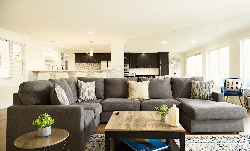 Relaxing Coastal Escape With Ocean Views 5 Bedroom Home