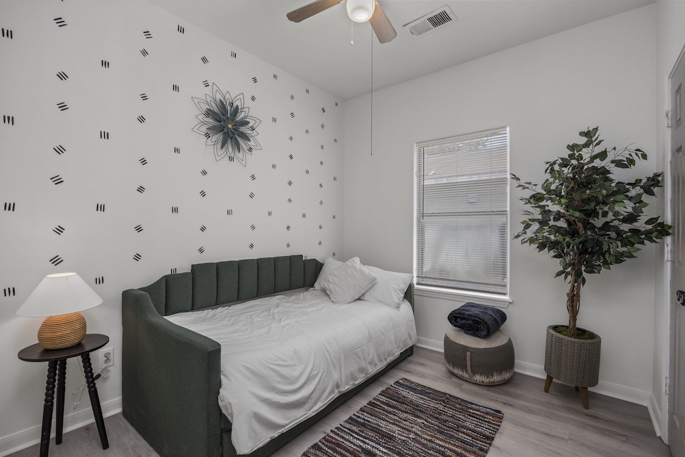 Wonderful Getaway EaDo 3BR Minutes to Downtown view 3
