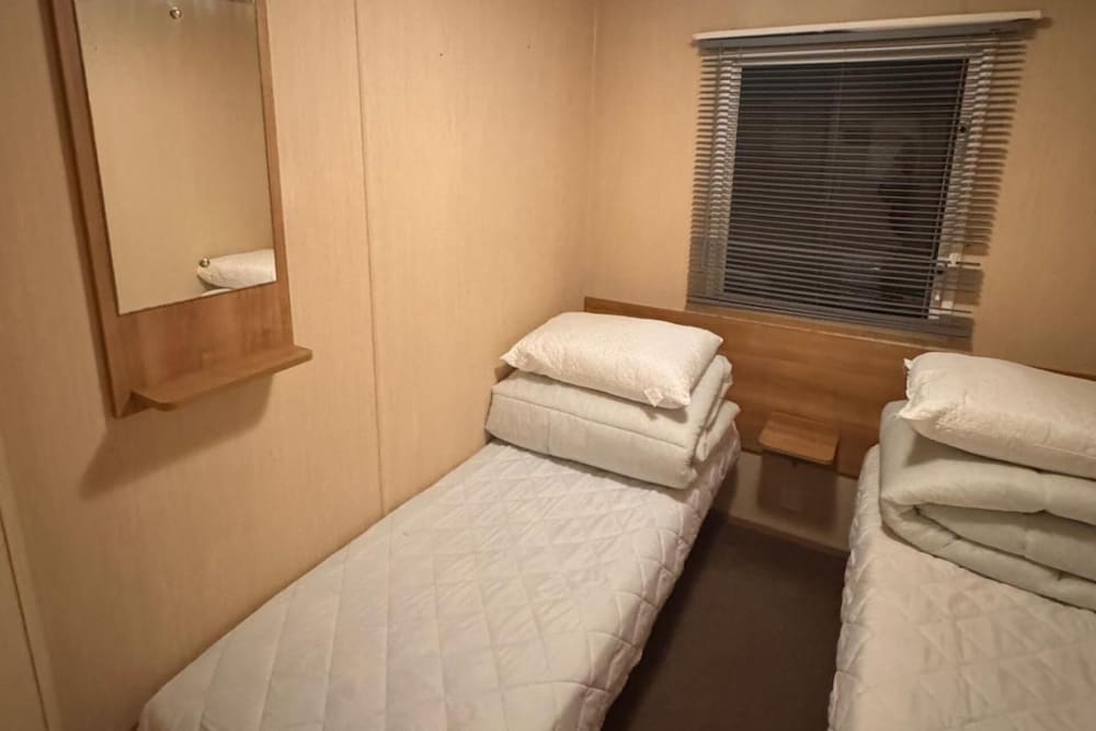2 Bed Caravan - Sleeps 6 - Pet Friendly, Parking