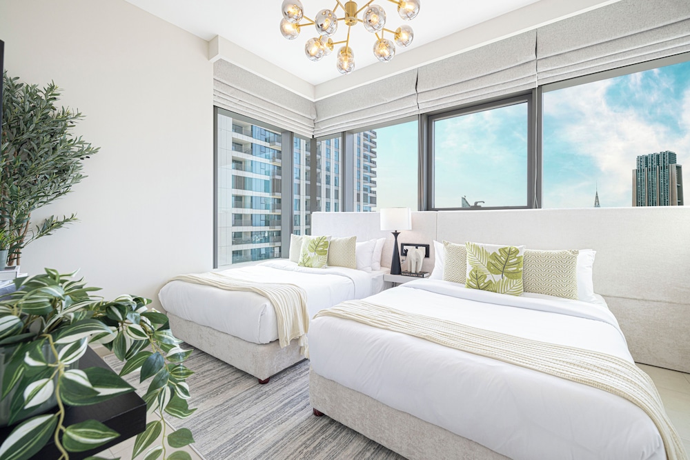 DVH Luxe Retreat 4BR Burj View Apartment