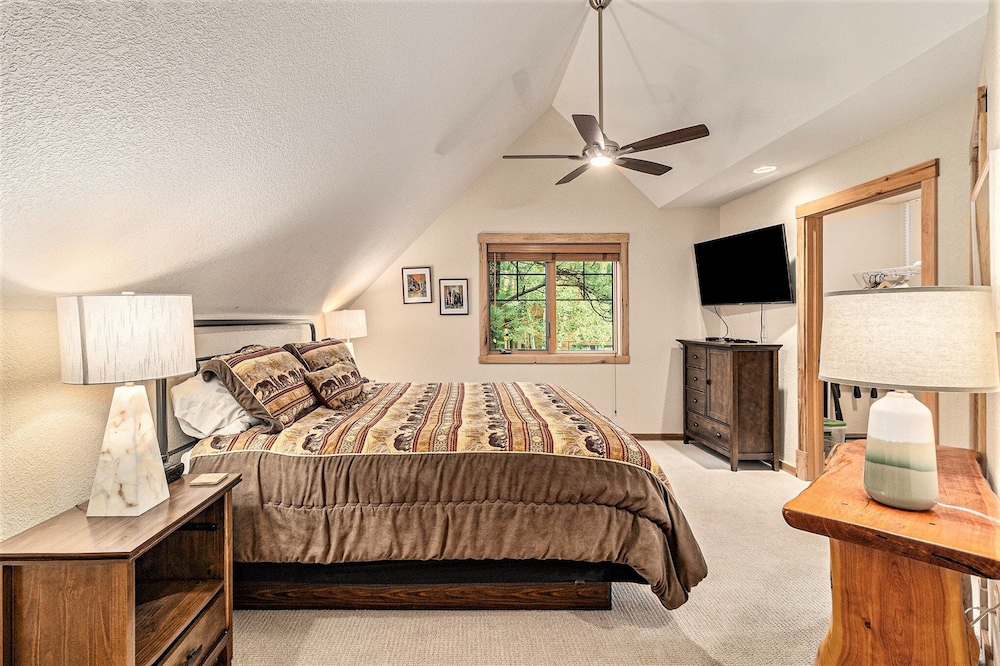 Solitude Beaver #3 - Estes Park 2 Bedroom Condo by RedAwning