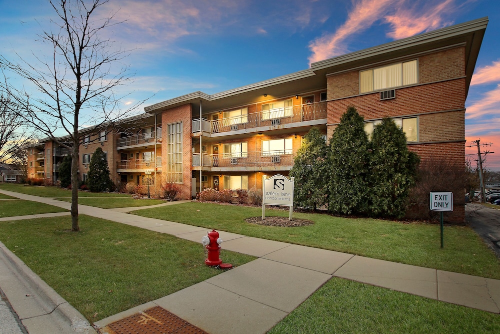 Posh 1BR Apartment in Arlington Heights