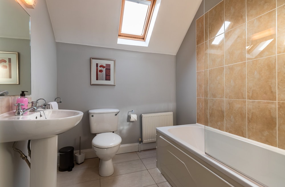 3 Bedroom pet Friendly Home With Access to Pool