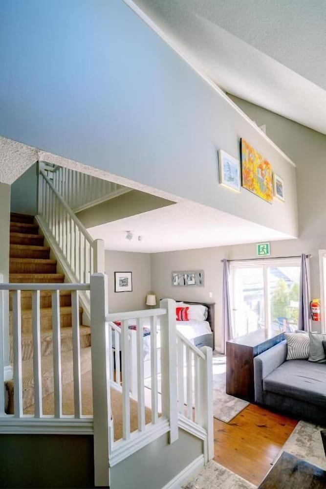 Hillside BLUE MTN family Loft