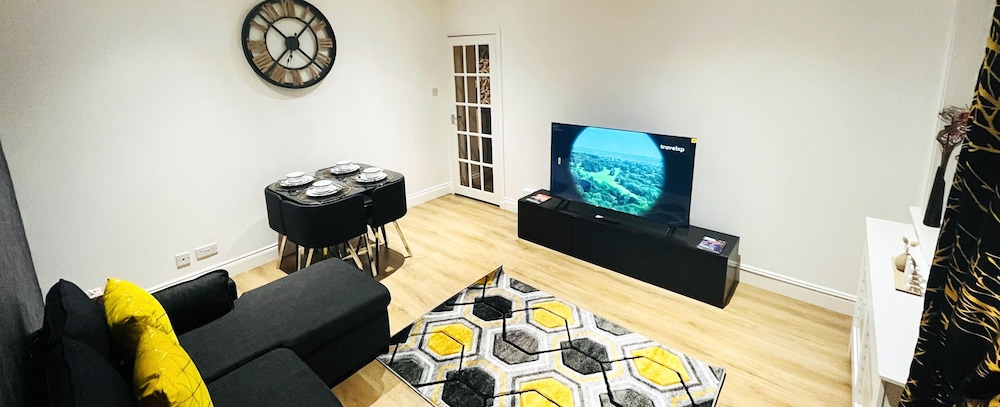 Luxury Entire Holiday Apartment - Self Checkin & Checkout