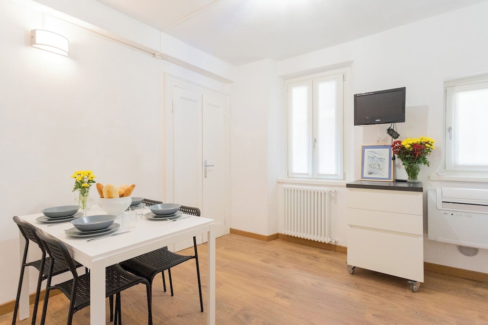 Da Pia in Historycal Como City Centre by Rent all Como