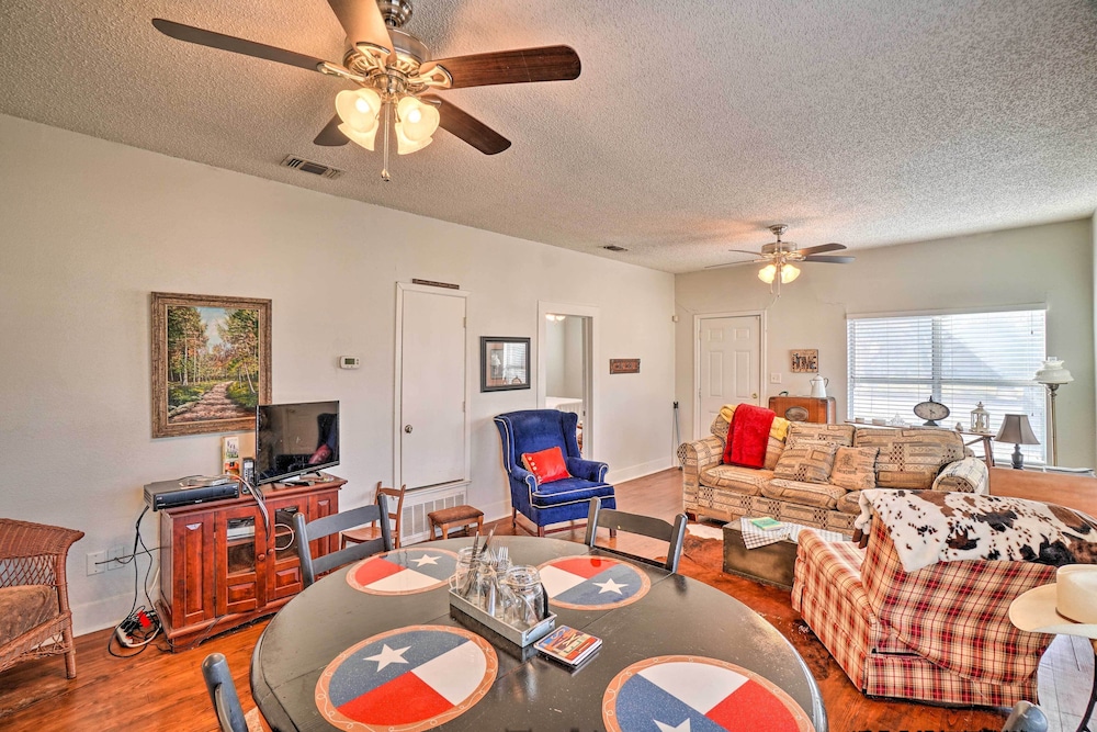 4 Miles to Lake Jacksboro: Cozy Texas Cottage