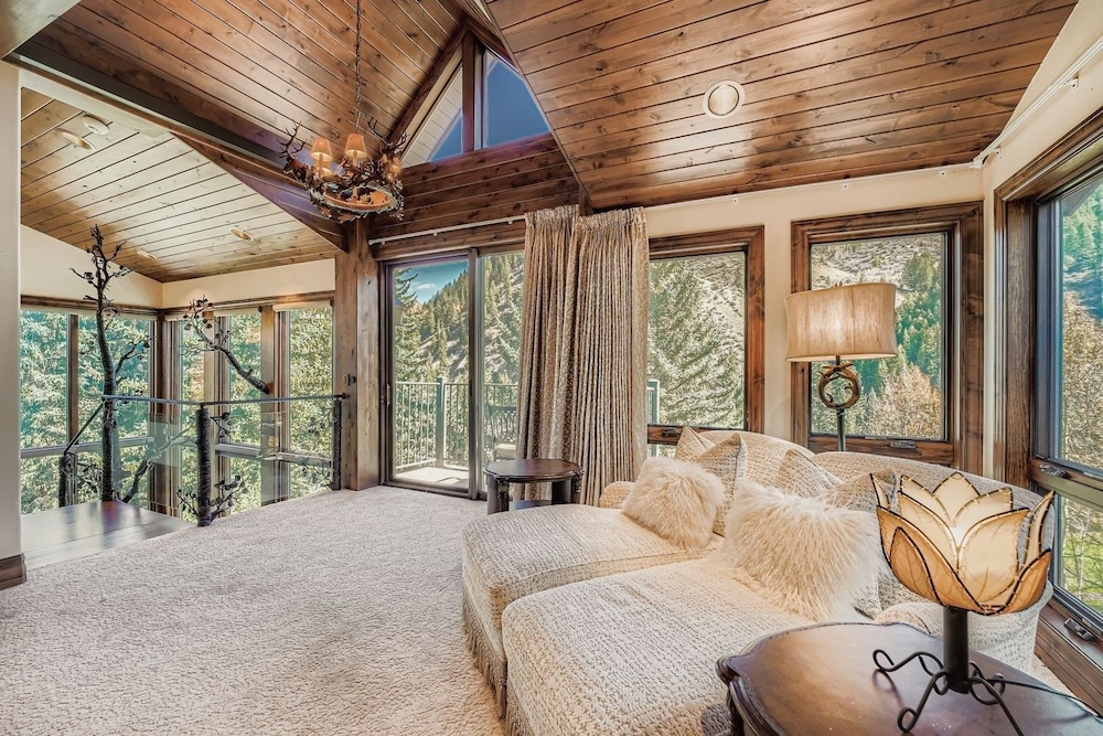 Fairway Drive Retreat 6 Bedroom Home
