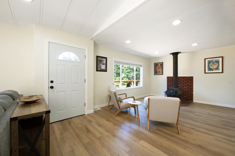 Orchard Haven Guest House 2 Bedroom Home by RedAwning