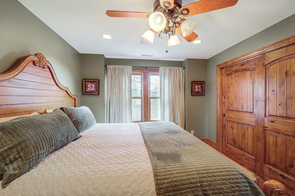 Hot Tub + Stunning Views: Luxury Beech Mtn Escape!