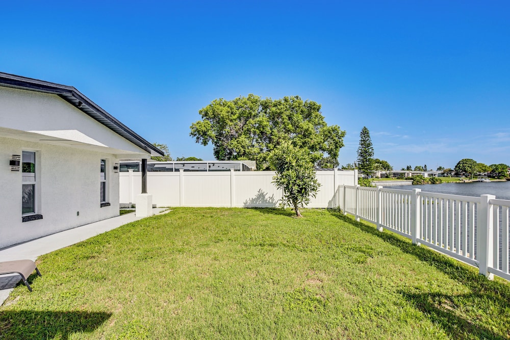 Canal-front Holiday Home Near Beach: Swim & Paddle