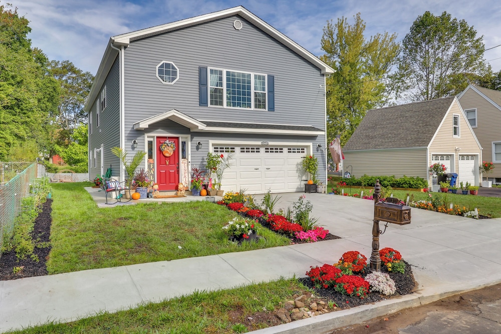 2 Mi to Beach, Shared Yard Space: West Haven Apt!