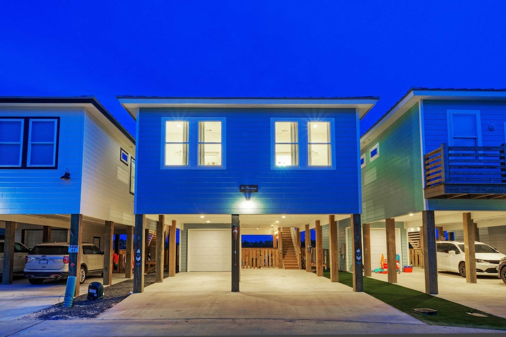 2 Homes, Sleeps 22 2 Private Pools, Firepit, Steps to Beach Boardwalk Access