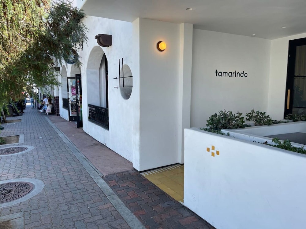 Walk to Beach - King Apt In 1 Area - AB