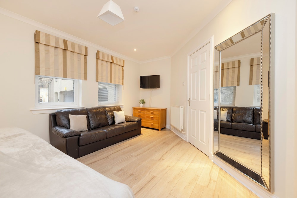 JOIVY Modern flats near Edinburgh Castle