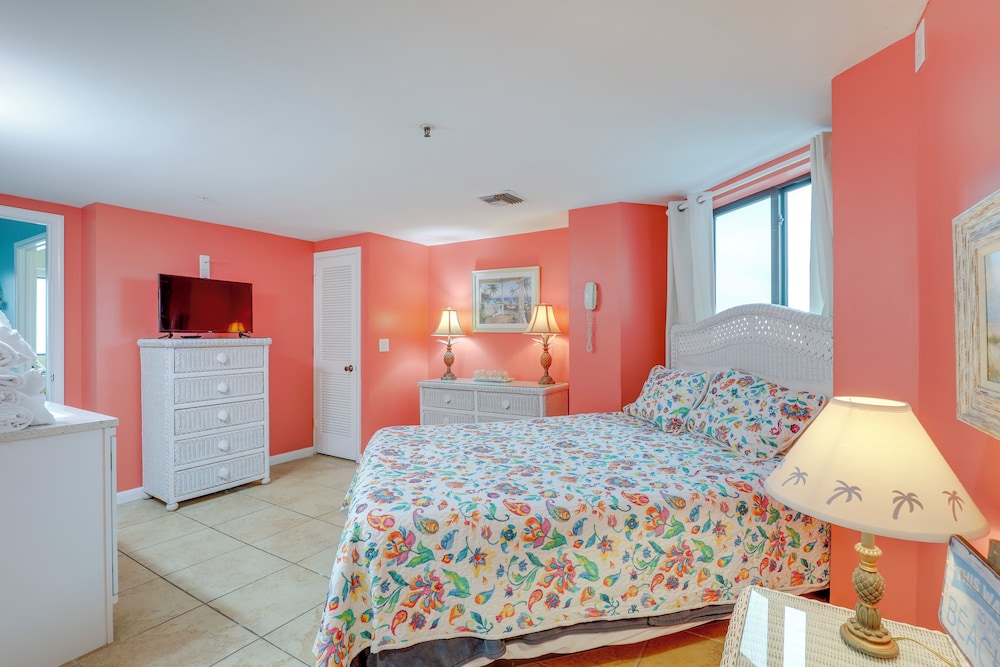 6th-floor Oceanfront Myrtle Beach Condo w/ Balcony