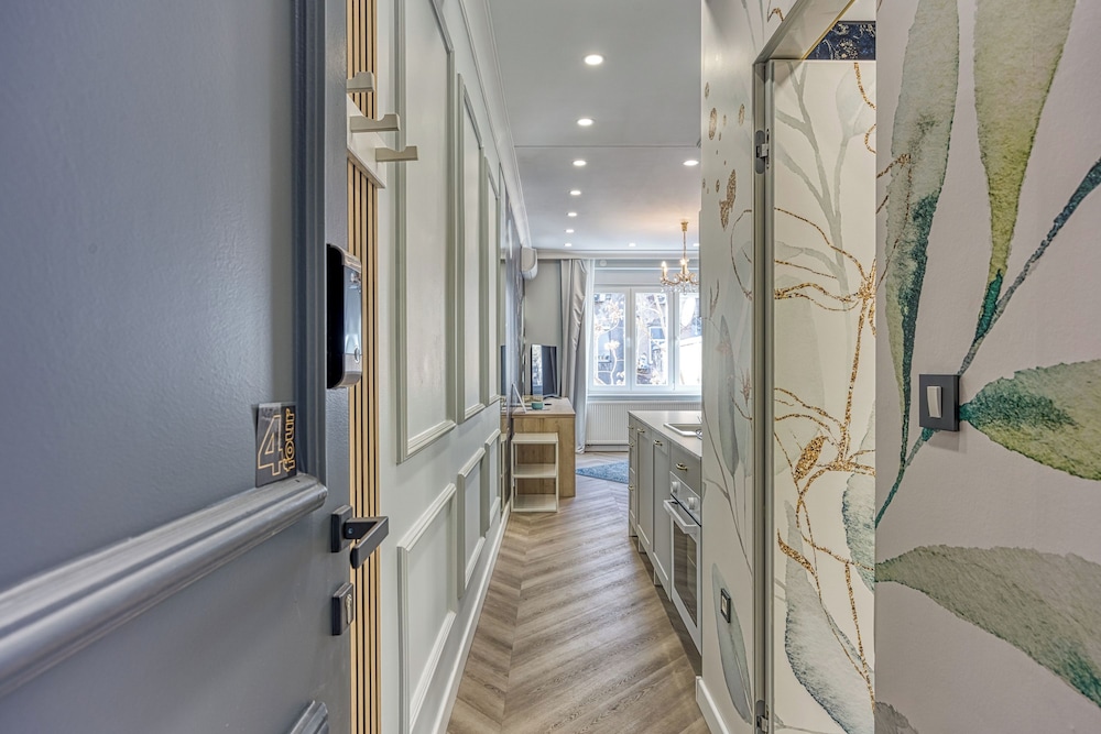Boutique Downtown Studio with Balcony 1