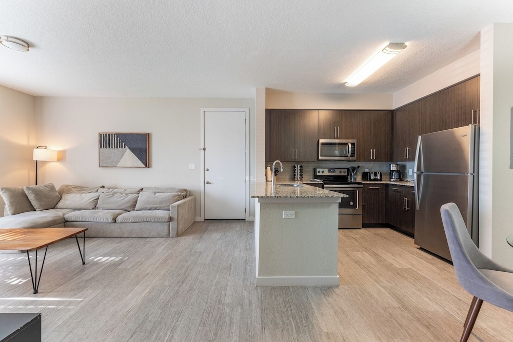 Daytona 2BR Getaway Parking Family & Pet-friendly