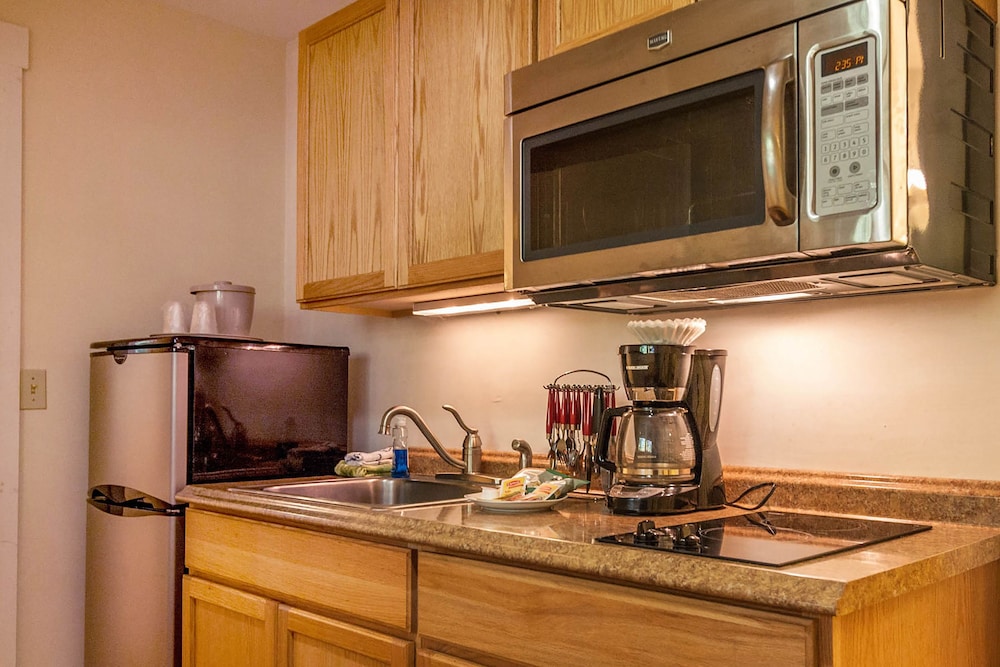 Glen Cove Inn & Suites