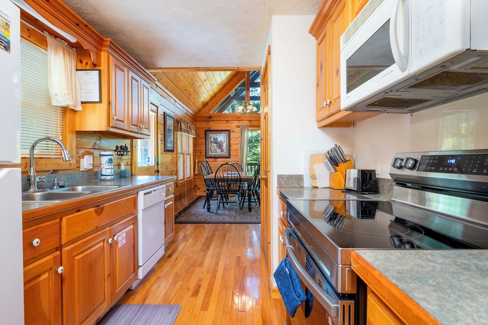 Hot Tub & Game Room: Log Cabin 2 Mi to Ripleys!