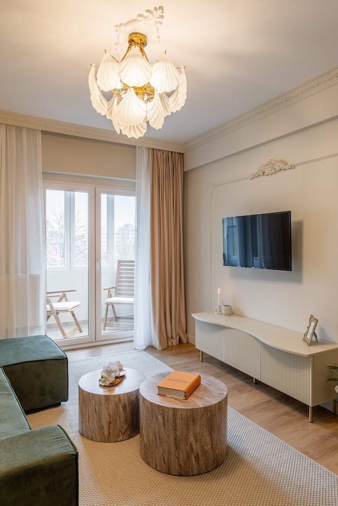 Parisian-Inspired 1BR in the Heart of Bucharest - Balcony, AC & Fully Equipped