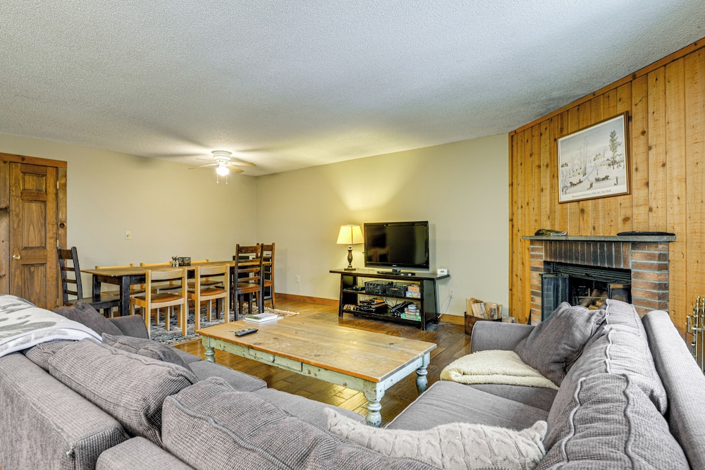 < 1 Mi to Mt Snow: Charming Condo w/ Fireplace