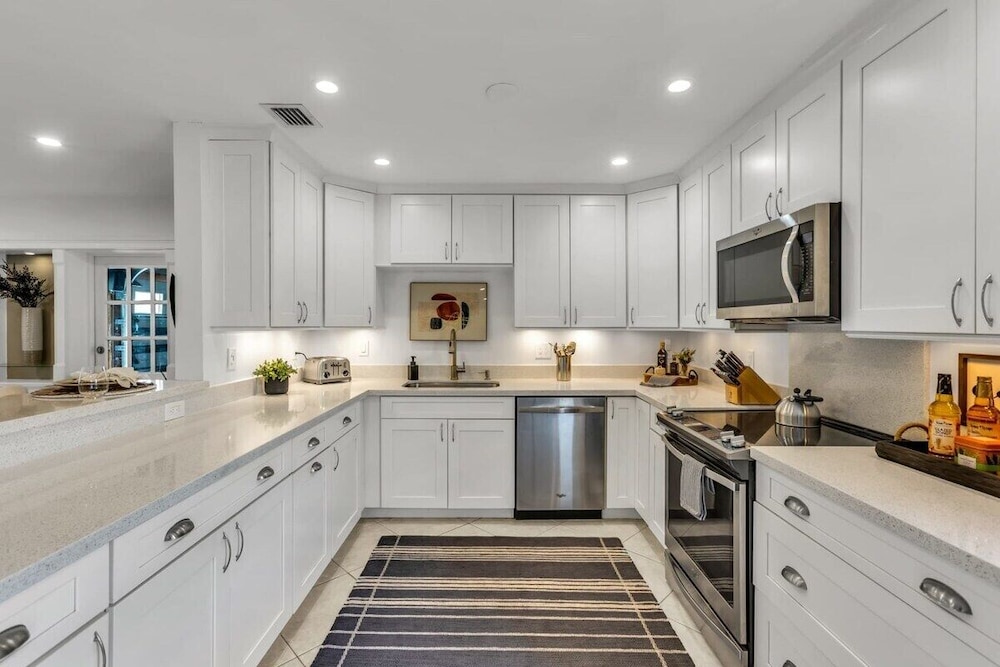 New Waterfront Oasis, Minutes to Beach, Eats, Shops