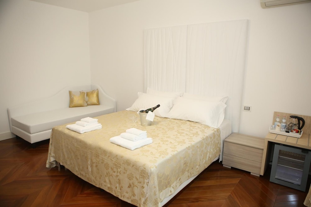 Champagne Rooms photo 3