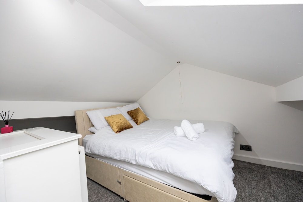 Immaculate 3-bed House in Accrington view 5