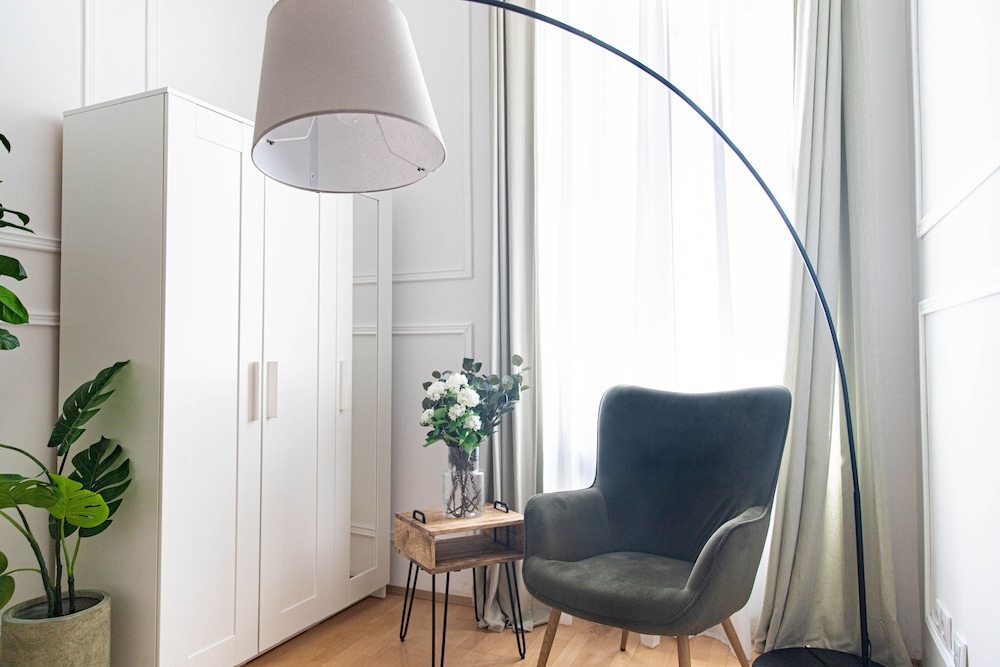 City Apartment - 5 min to Metro