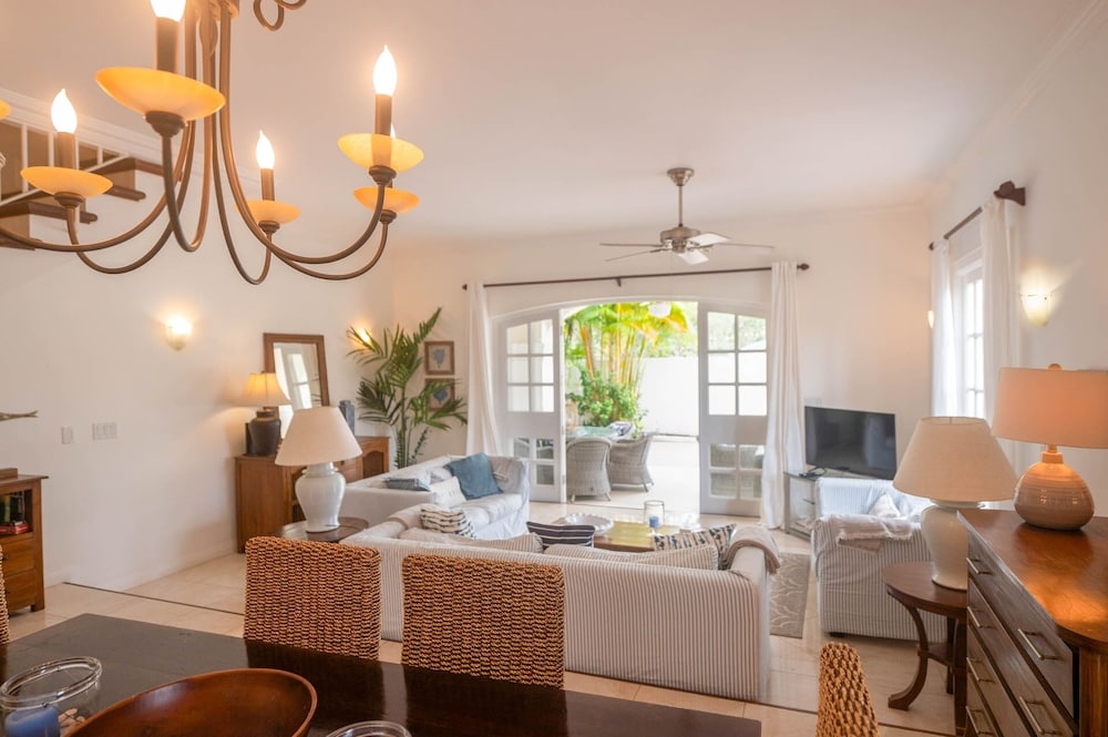 Large Townhouse with Plunge Pool, 3 mins from Beach - Turtle View 2 by BSL Rentals