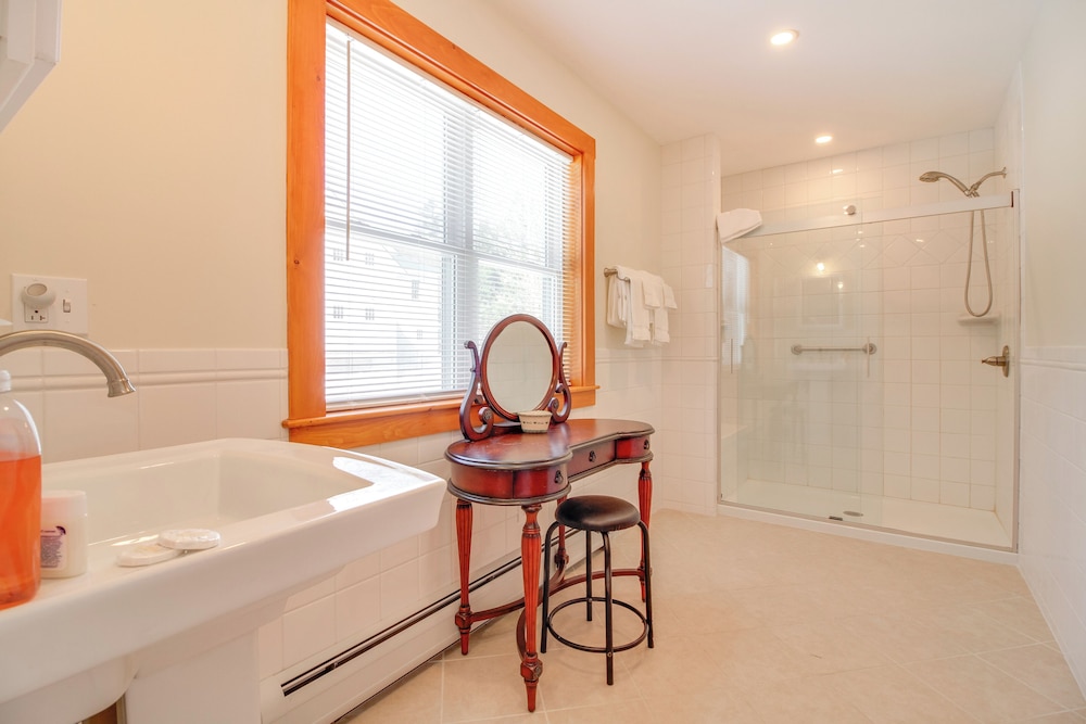 Swim, Ski & Sip: Lakefront Retreat in Plymouth