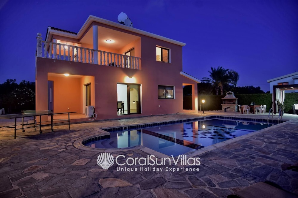 Family Villa Short Walk To Coral Bay Strip 5 Min and Pub, Shops etc