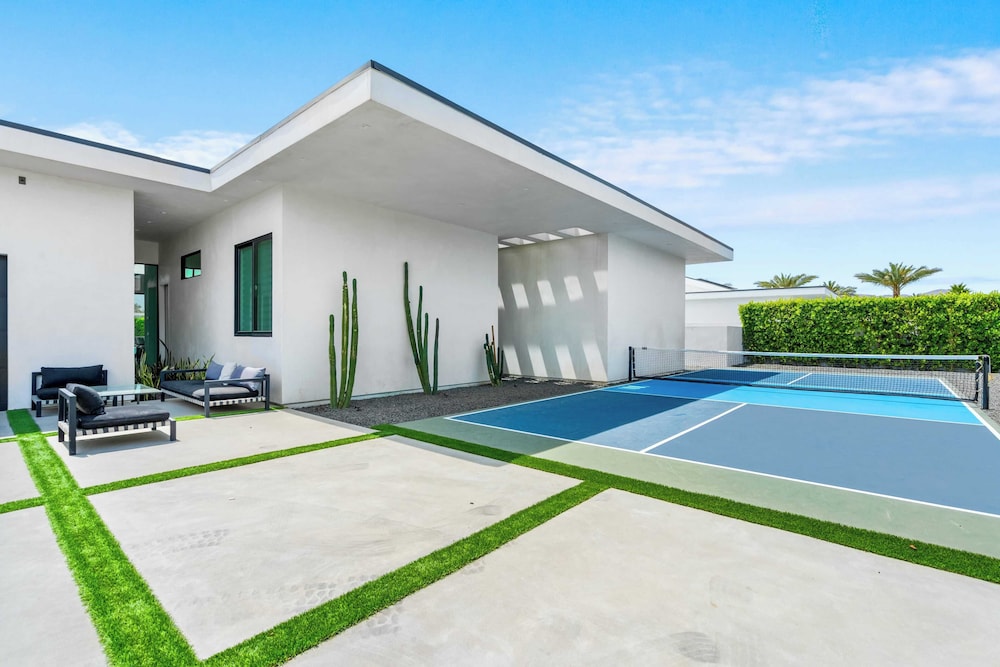 Sleeps 20 Pool & Pickleball Villa Near Golf, Dining & Fun Bravo Villa #2 by Avantstay
