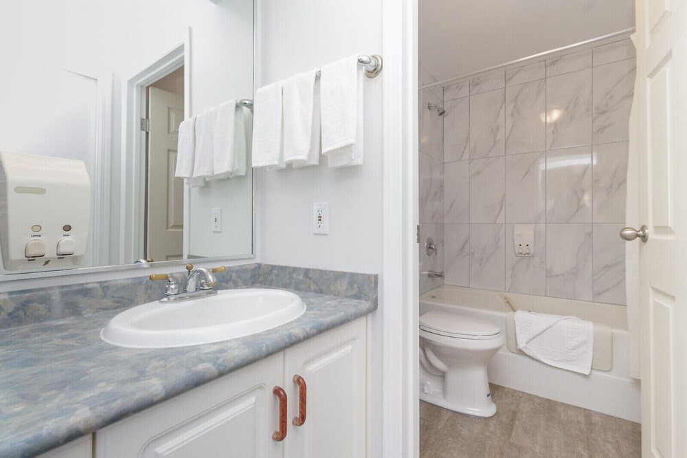 The Cedarwood Inn & Suites